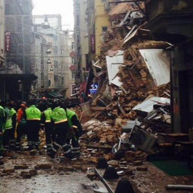 Две сгради се срутиха в центъра на Истанбул