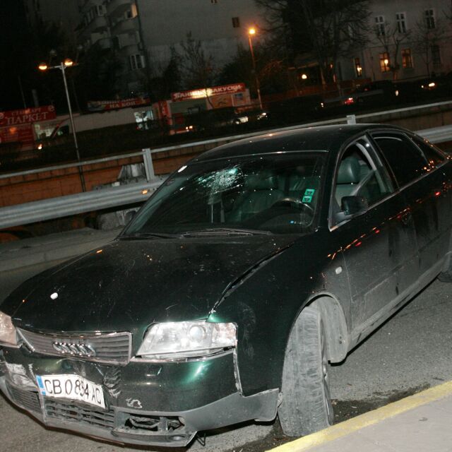 Кола се заби в спирка в София, двама пострадаха