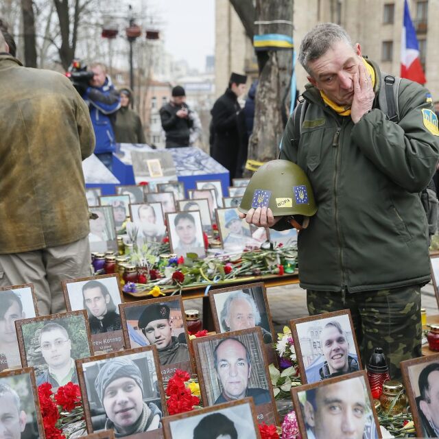 Украйна почита паметта на загиналите на Майдана (СНИМКИ И ВИДЕО)