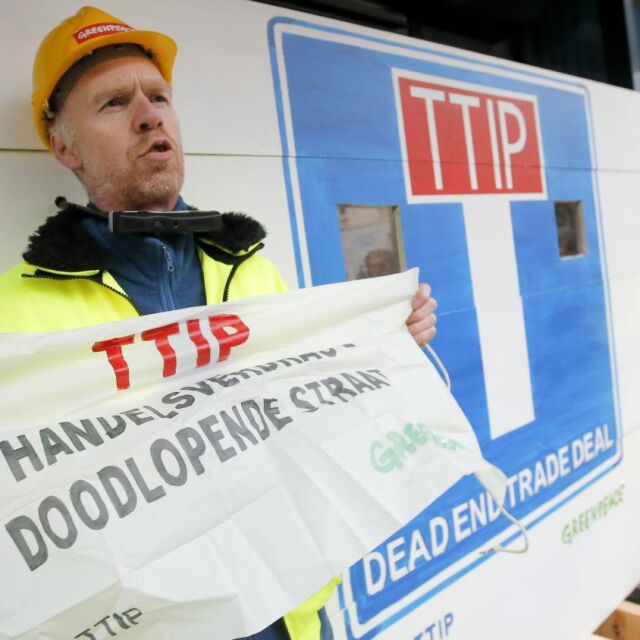 Грийнпийс „затвори” пътя пред ТТИП в Брюксел   