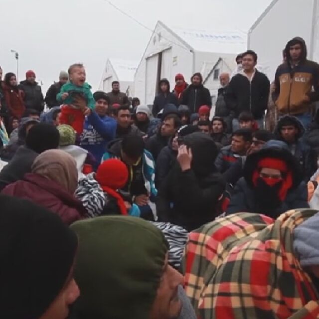 Хиляди бежанци блокирани на гръцко-македонската граница