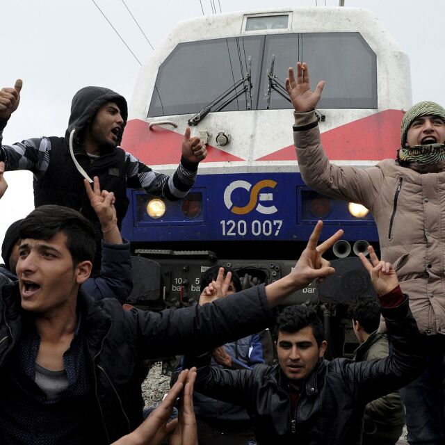 300 мигранти блокираха жп гара в Гърция (ГАЛЕРИЯ)
