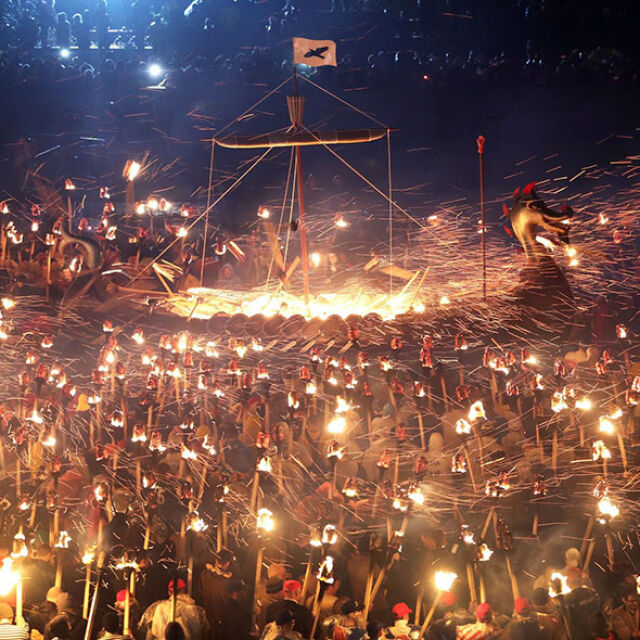 Стотици викинги "превзеха" шотландско градче за празника Уп Хели Аа (ГАЛЕРИЯ и ВИДЕО)