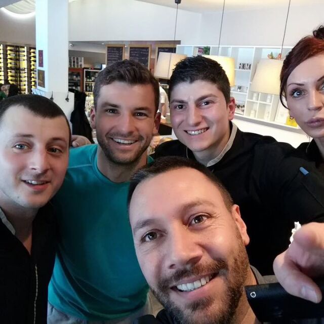 Гришо и Никол похапнаха пица в София (СНИМКИ) 