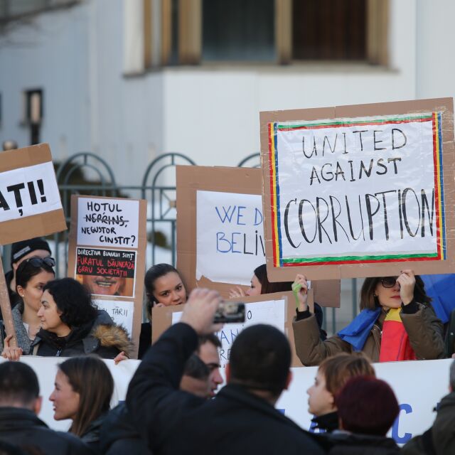 Демонстрация на солидарност пред посолството на Румъния в София (СНИМКИ)