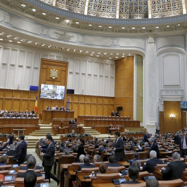 Румънският кабинет оцеля при вота на недоверие