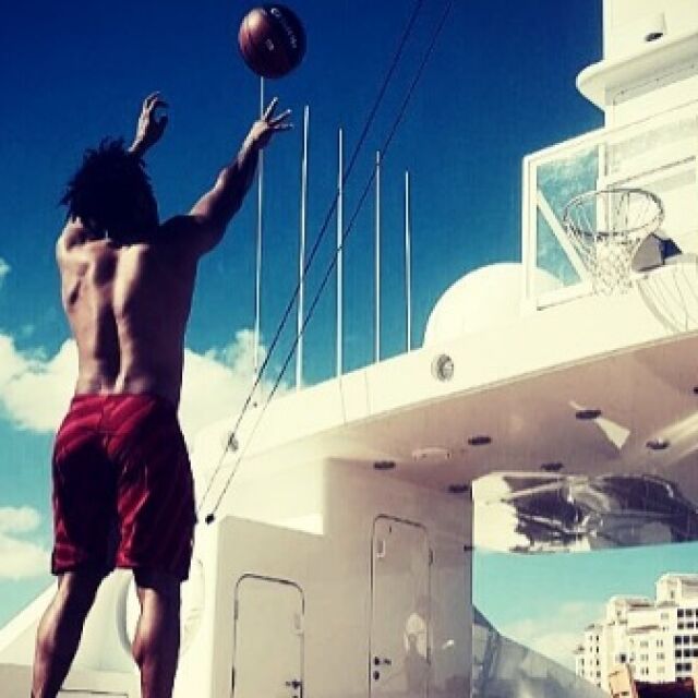 Дейвид Хей играе баскетбол на яхта за 32 млн. евро
