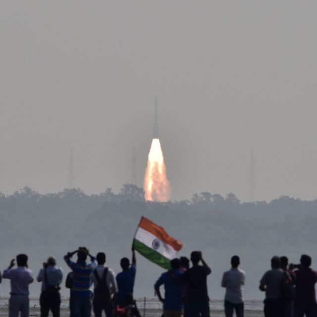 Индийска ракета записа нов рекорд – изведе в орбита 104 спътника