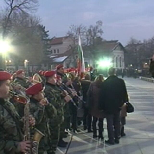 Стотици отдадоха почит на Васил Левски в Карлово