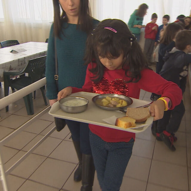 Децата в столично училище не получават безплатната си закуска