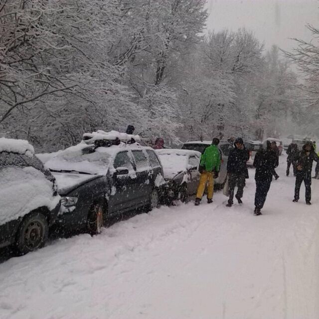 Заради снега: Верижни катастрофи на път за хижа „Алеко”, има пострадали (СНИМКИ)