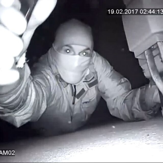 Смел крадец открадна… охранителни камери