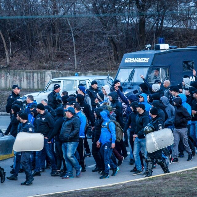 Засиленото полицейско присъствие не помрачи настроението в агитките на "Левски" и ЦСКА (ВИДЕО)