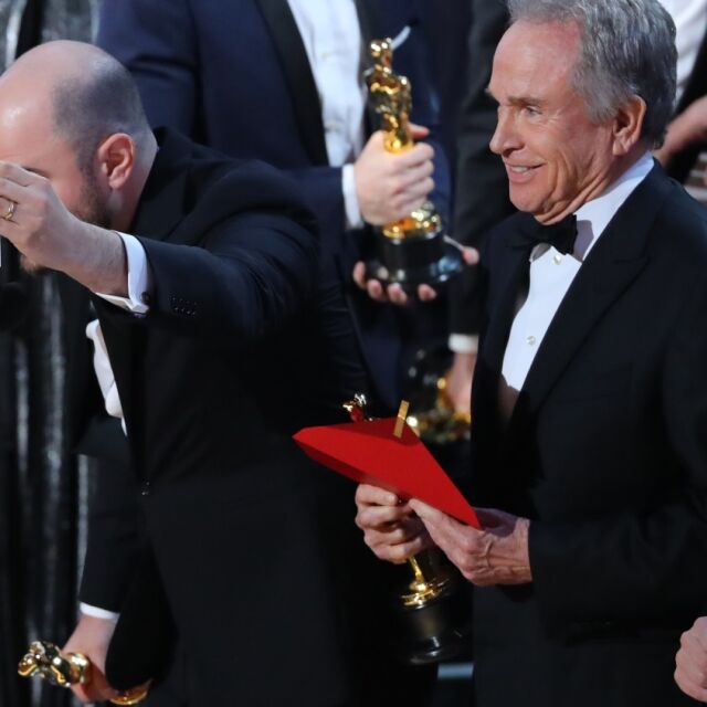 Интернет се забавлява с гафа на Оскарите