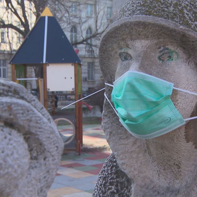 Скулптури в София осъмнаха с маски на лицата
