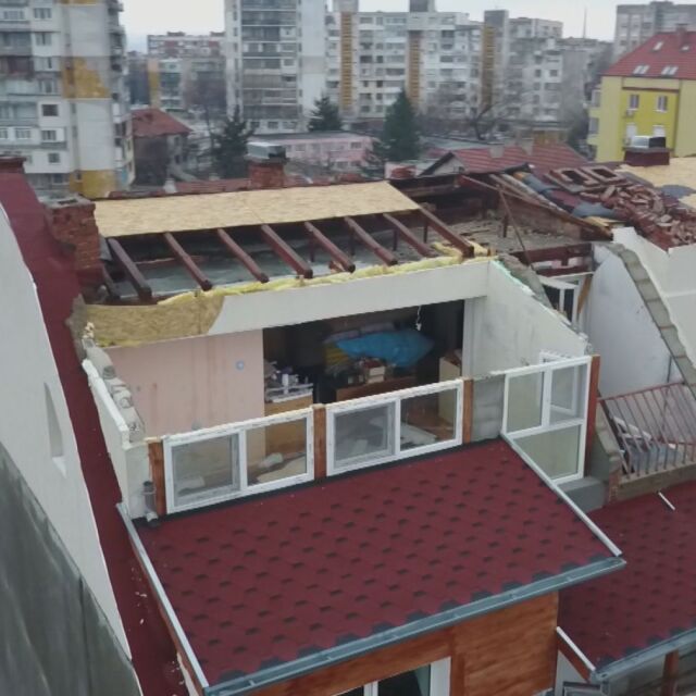 Две къщи и 10 коли са повредени от рухналия покрив на Военното окръжие във Враца