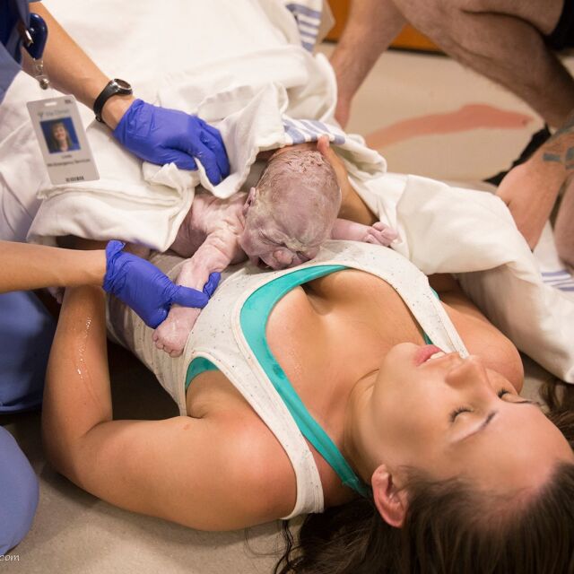 Жена ражда в коридора на Спешното. Фотограф заснема всичко в детайли (18+)