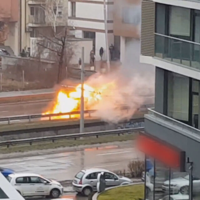 Кола пламна на столичния бул. „България” (ВИДЕО)