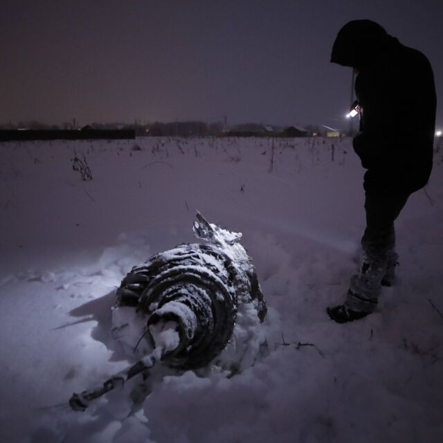 Пътнически самолет падна край Москва (ОБЗОР)