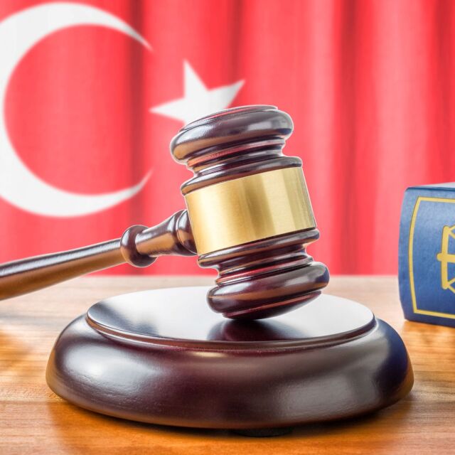 Турски съд осъди на доживотен затвор шестима известни журналисти