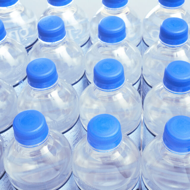 МЗ: Бутилираната вода носи сериозен риск за детското здраве