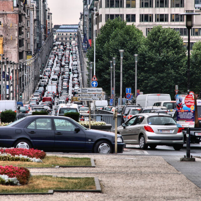 Брюксел въвежда безплатен градски транспорт и забрана за движение при мръсен въздух