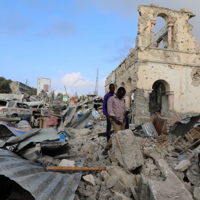 Най-малко 45 души загинаха при двоен атентат в Могадишу 
