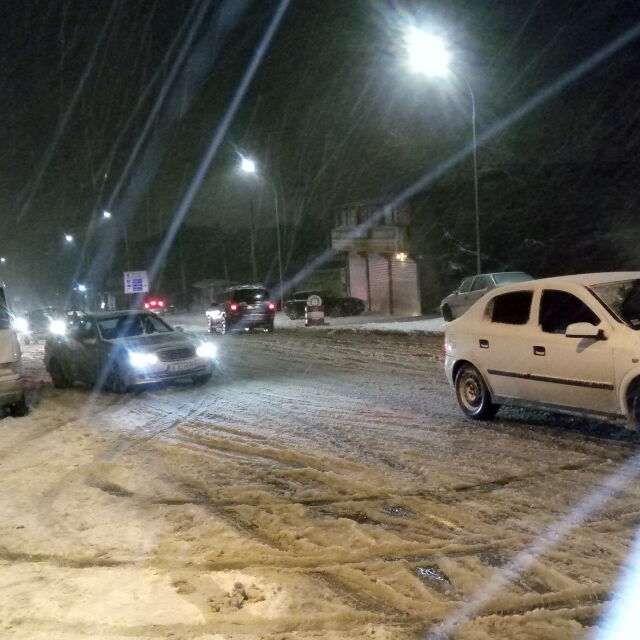 България се събужда под снежна блокада