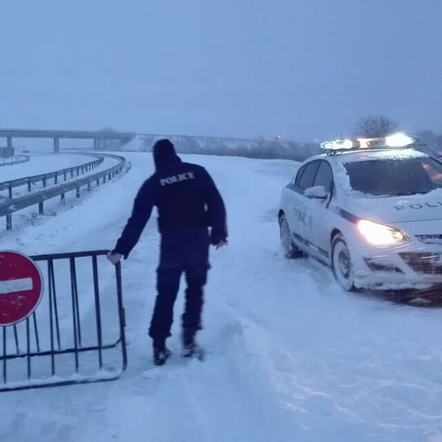 Трети ден страната е в зимен капан, АМ "Тракия" между Карнобат и Бургас е затворена