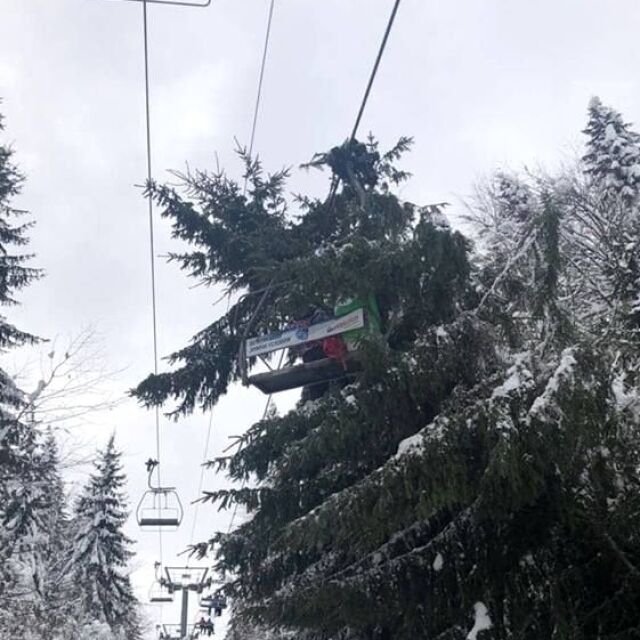 Дърво падна върху лифт в Пампорово