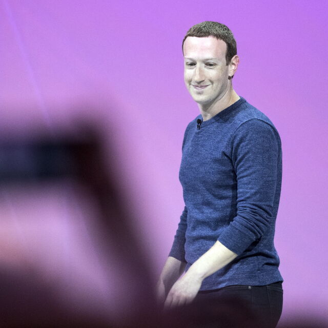Акционери на „Фейсбук” искат оставката на Зукърбърг