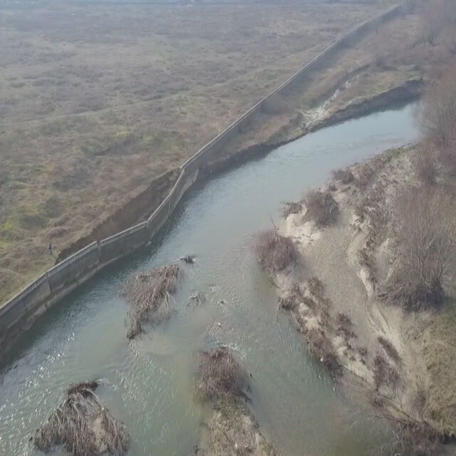Започна укрепването на пропукана подпорна стена край река Чая в Катуница