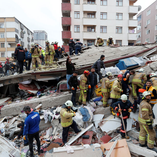 Рухна жилищна сграда в Истанбул, двама са загинали (ВИДЕО)