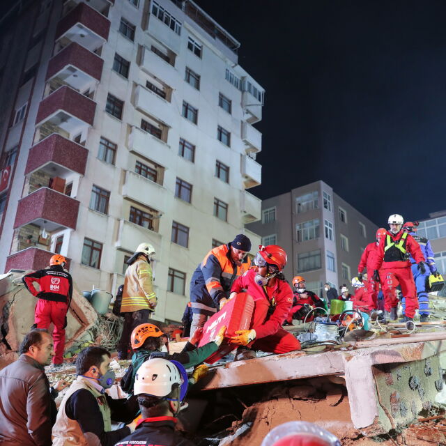 Расте броят на жертвите след рухването на сграда в Истанбул