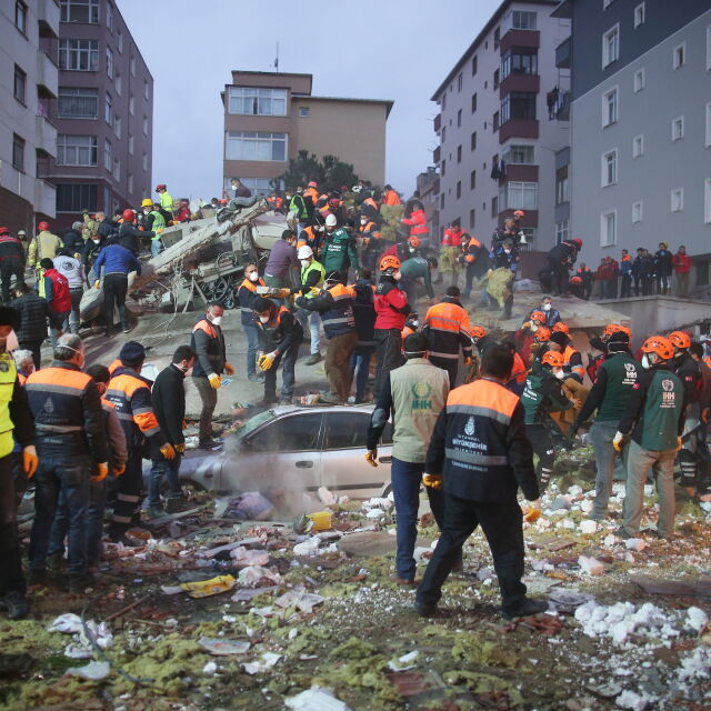 Увеличава се броят на загиналите при срутването на сградата в Истанбул