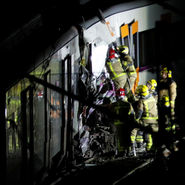 Два влака се удариха челно в Испания, пътник е загинал 