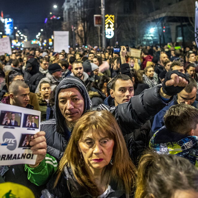 Сръбската опозиция бойкотира парламента, подкрепи протестите срещу Вучич