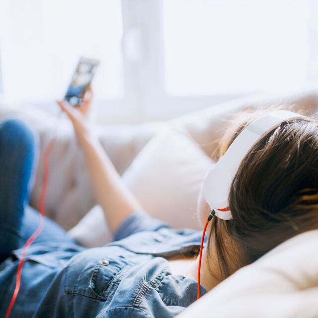 Над 1 млн. тийнейджъри може да загубят слуха си заради неправилно ползване на слушалки 