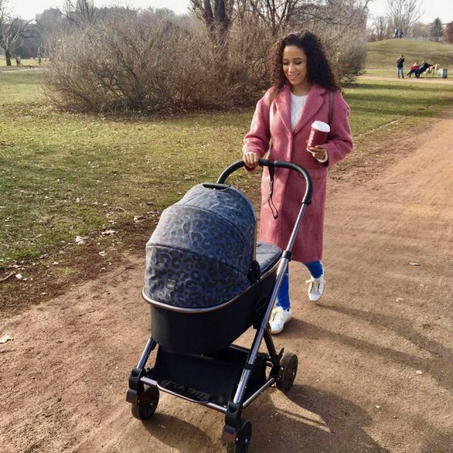 Дъщерята на Орлин Павлов на първа разходка с мама Диана