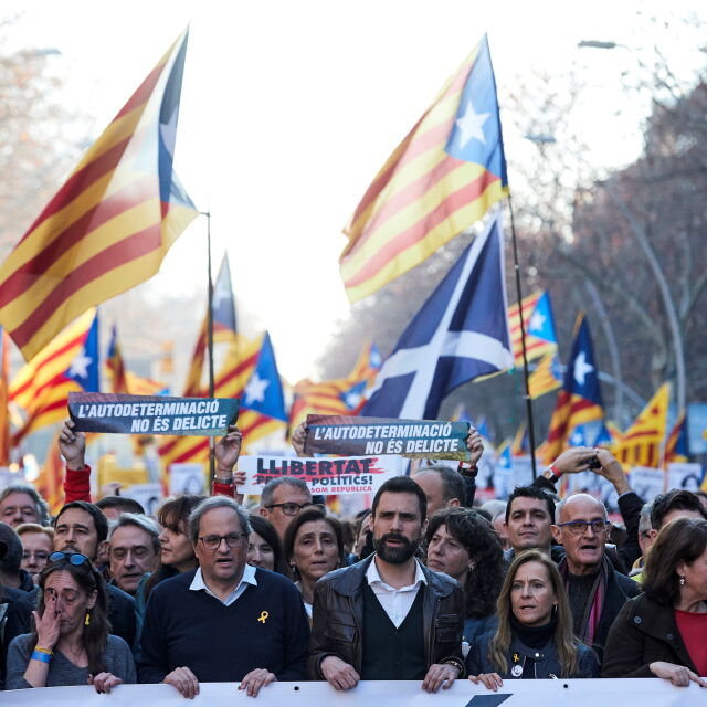 Заради процеса срещу 12-те каталунски лидери: Стотици хиляди протестираха в Барселона 