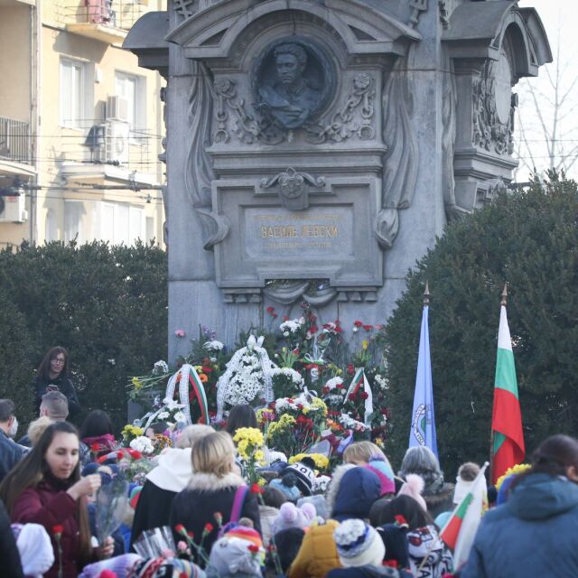 България се прекланя пред паметта и подвига на Апостола