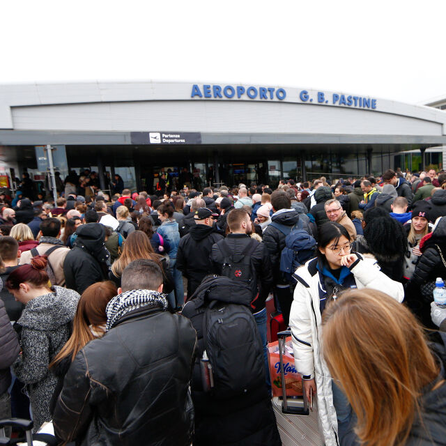 Пожар затвори летище „Чампино” в Рим 