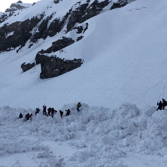 Четирима души бяха извадени изпод лавината, паднала върху писта в Швейцария (ВИДЕО И СНИМКИ)