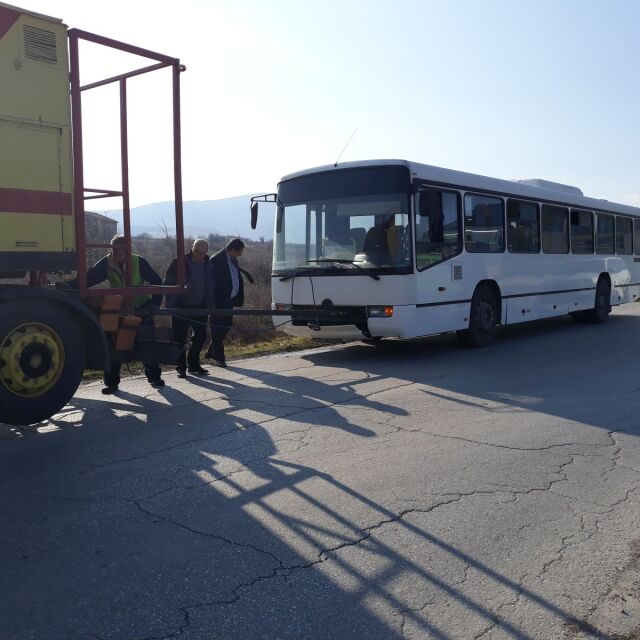 Автобус с 35 пътници пропадна в канавка на пътя Пловдив - Марково