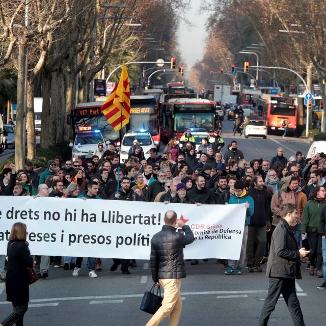 Сепаратистите в Каталуния блокират магистрали и жп линии (снимки)