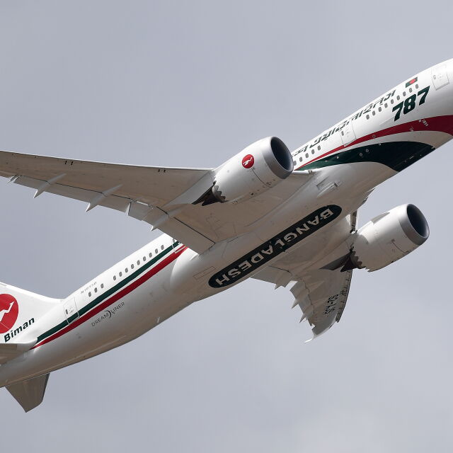Прозорец на пилотската кабина на Boeing се спука при излитане в Япония 