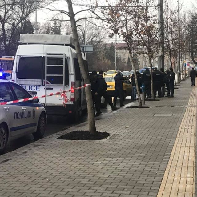 Полицаи пострадаха при опит за проверка на такси в София