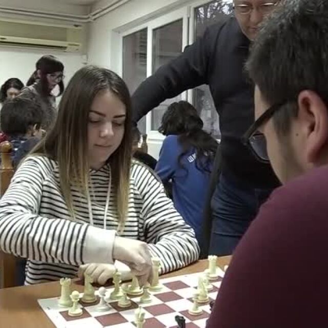 16-годишна шахматистка от Бургас се цели в световния връх (ВИДЕО)
