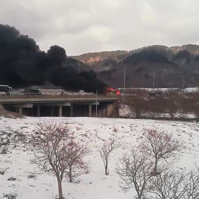 Автобус се запали на магистрала „Хемус” край Правец (ВИДЕО)