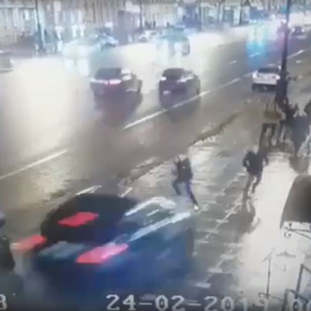 Кола се качи на тротоар и блъсна пешеходци в Санкт Петербург (ВИДЕО)